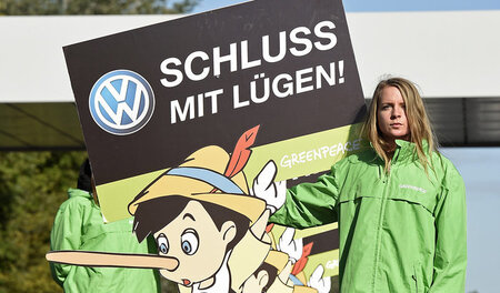 Pinocchio? Greenpeace-Protest gegen Abgasmanipulation des Weltko...