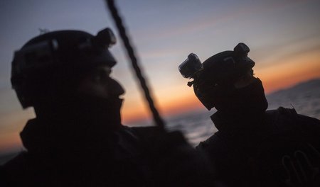 Mitglieder der EU-Grenzschutzagentur Frontex vor der griechische...