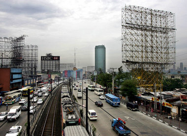 Auf dem Highway aus der Vorstadt Quezon in die City von Manila. ... Auf dem Highway aus der Vorstadt Quezon in die City von Manila. ...