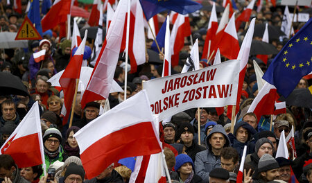 »Jaroslaw, lass Polen in Ruhe!« Zehntausende versammelten sich a... »Jaroslaw, lass Polen in Ruhe!« Zehntausende versammelten sich a...