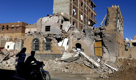 Zerstörungen in der jemenitischen Hauptstadt Sanaa. Das Viertel ... Zerstörungen in der jemenitischen Hauptstadt Sanaa. Das Viertel ...