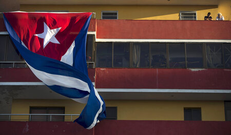 Kubanische Flagge an einem Balkon in Havanna Kubanische Flagge an einem Balkon in Havanna