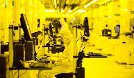 Jobs nicht sicher: Mitarbeiter im Reinstraum der »Fab 1« des Chi... Jobs nicht sicher: Mitarbeiter im Reinstraum der »Fab 1« des Chi...