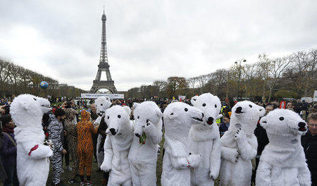 Mehr tun gegen Erderwärmung: Aktivisten demonstrieren während de...