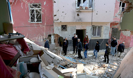 Folgen eines Einsatzes türkischer »Sicherheitskräfte«: Zerstörte...