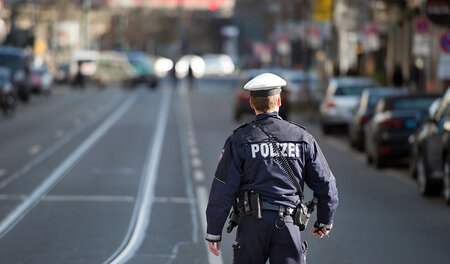 Wo geht es hier bitte zum Kooperationsgespräch? Ein Polizist auf...