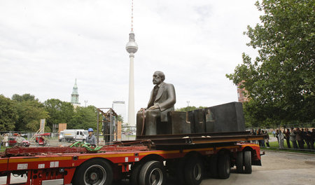Abtransport wegen U-Bahnbau: Die Marx-Skulptur des Marx-Engels-F... Abtransport wegen U-Bahnbau: Die Marx-Skulptur des Marx-Engels-F...