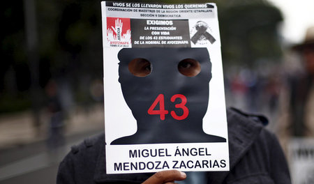 Ein Name von 43: Demonstration für die vermissten Studenten am 2...