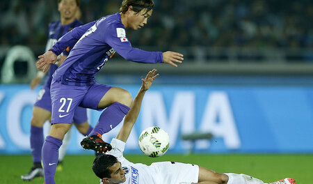 Ausgetanzt: Kohei Shimizu von Sanfrecce Hiroshima schnappt sich ... Ausgetanzt: Kohei Shimizu von Sanfrecce Hiroshima schnappt sich ...