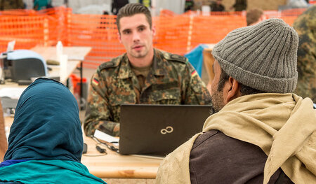 Hauptfeldwebel Patrick Michutta im »Wartezentrum« in Erding in B...