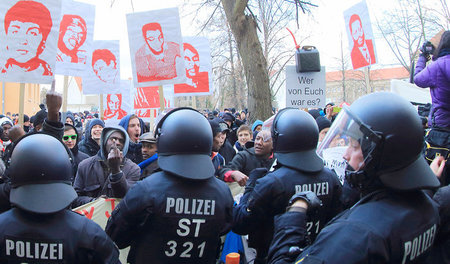 Selbstmordthese ad absurdum geführt: Demonstration zum zehnten T... Selbstmordthese ad absurdum geführt: Demonstration zum zehnten T...