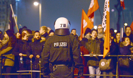 Anti-Pegida-Demonstration hinter Polizeiabsperrung am 19. Januar... Anti-Pegida-Demonstration hinter Polizeiabsperrung am 19. Januar...