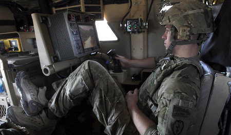 Töten per Joystick: Ein US-Soldat bedient in einem Panzerfahrzeu...