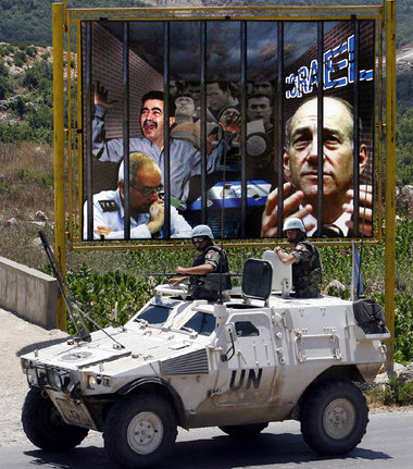Olmert hinter Gittern: UN-Militärfahrzeug vor Hisbollah-Plakat i... Olmert hinter Gittern: UN-Militärfahrzeug vor Hisbollah-Plakat i...