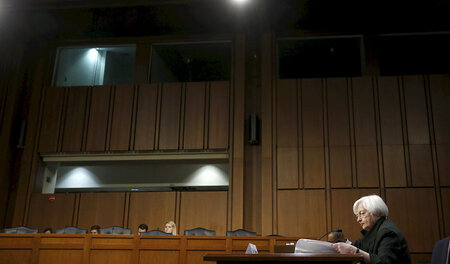 Fed-Chefin Janet Yellen (r.) bei einer Anhörung im US-Kongress a... Fed-Chefin Janet Yellen (r.) bei einer Anhörung im US-Kongress a...