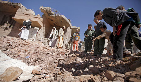 Trümmerfeld nach einem saudischen Luftangriff auf die jemenitisc... Trümmerfeld nach einem saudischen Luftangriff auf die jemenitisc...