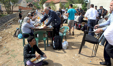 Essenversorgung für Flüchtlinge im Dorf Miratovac nahe Presevo, ... Essenversorgung für Flüchtlinge im Dorf Miratovac nahe Presevo, ...