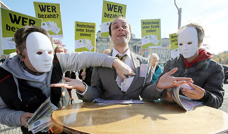 Die Taschen voll: Aktion von Lobby Control, Transparency Deutsch...