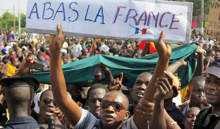 »Nieder mit Frankreich«: Ein Demonstrant hält am 26. Mai in Bama...