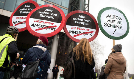 Mitarbeiter und Aktivisten protestierten am Mittwoch in Berlin g...