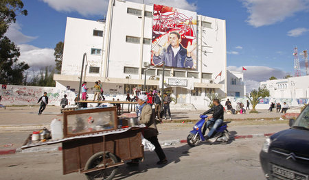 Ein Plakat erinnert in Sidi Bouzid an Bouazizi und die Revolutio... Ein Plakat erinnert in Sidi Bouzid an Bouazizi und die Revolutio...