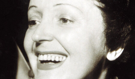 Trotz Lampenfieber verzauberte Édith Piaf voller Leidenschaft ih... Trotz Lampenfieber verzauberte Édith Piaf voller Leidenschaft ih...
