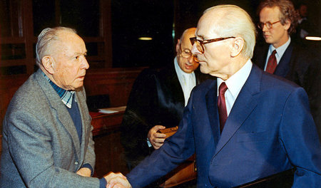 Erich Mielke (links), ehemaliger Minister für Staatssicherheit, ... Erich Mielke (links), ehemaliger Minister für Staatssicherheit, ...