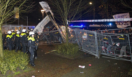 Ausschreitung: Rund 2.000 Menschen versuchten am Mittwoch abend ... Ausschreitung: Rund 2.000 Menschen versuchten am Mittwoch abend ...