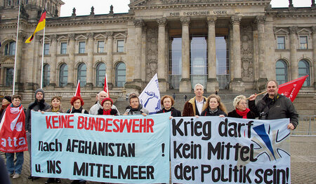 Erneut Proteste gegen Auslandseinsätze vor dem Parlamentsgebäude... Erneut Proteste gegen Auslandseinsätze vor dem Parlamentsgebäude...
