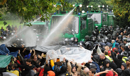 Rohe Gewalt gegen Demonstranten: Räumung des Stuttgarter Schloss... Rohe Gewalt gegen Demonstranten: Räumung des Stuttgarter Schloss...