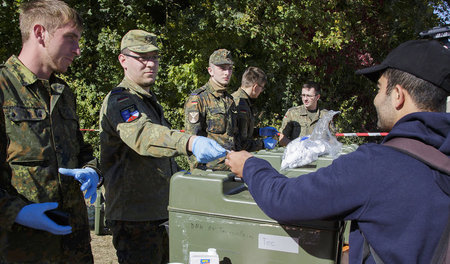 An der Gulaschkanone: Soldaten bei der Essensausgabe in der Flüc...