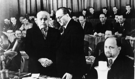 Am Ende der Verhandlungen, am 21./22. April 1946, wird der Zusam...