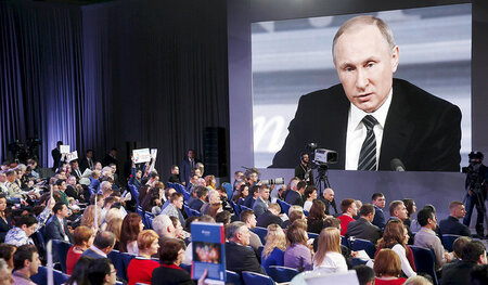 Journalisten auf der Jahresendpressekonferenz des russischen Prä...