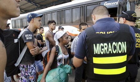 Kubanische Migranten werden von der costaricanischen Einwanderun... Kubanische Migranten werden von der costaricanischen Einwanderun...