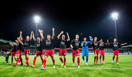 Aus besseren Zeiten: Twente-Spieler nach Erstligasieg in Rotterd... Aus besseren Zeiten: Twente-Spieler nach Erstligasieg in Rotterd...