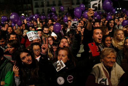 In Madrid versammelten sich Hunderte Anhänger von Podemos und wa... In Madrid versammelten sich Hunderte Anhänger von Podemos und wa...