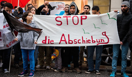 Abschiebungen – auch eine Form von Mord. Proteste am 14. Novembe... Abschiebungen – auch eine Form von Mord. Proteste am 14. Novembe...
