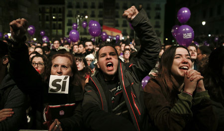 Anhänger von Podemos bejubeln am Sonntag abend in Madrid das Erg... Anhänger von Podemos bejubeln am Sonntag abend in Madrid das Erg...