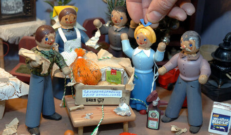 Szene »Das Westpaket« im Miniaturenpark Kleinwelka bei Bautzen Szene »Das Westpaket« im Miniaturenpark Kleinwelka bei Bautzen