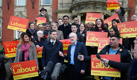 Labour-Chef Jeremy Corbyn (mitte) Anfang Dezember in Oldham Labour-Chef Jeremy Corbyn (mitte) Anfang Dezember in Oldham