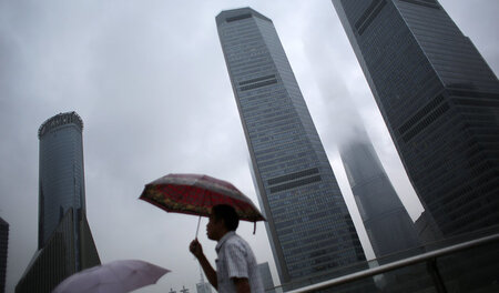 Chinas Wirtschaft wächst. Finanzdistrikt in Shanghai (August 201... Chinas Wirtschaft wächst. Finanzdistrikt in Shanghai (August 201...