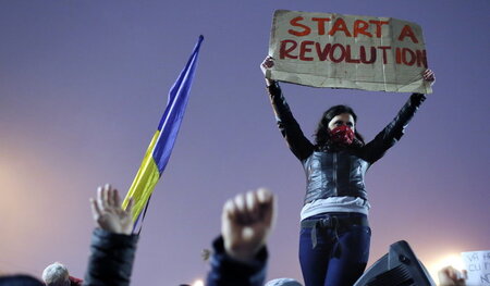 Die Revolution muss warten, jetzt regieren EU-Technokraten – Dem... Die Revolution muss warten, jetzt regieren EU-Technokraten – Dem...