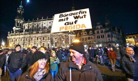 Erfolg für Pegida-Gegner: Tausende versammelten sich am Montag a... Erfolg für Pegida-Gegner: Tausende versammelten sich am Montag a...