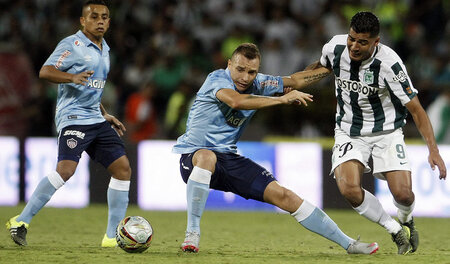 Kampf um den Ball: Atleticos Jefferson Duque fischt nach der Pil... Kampf um den Ball: Atleticos Jefferson Duque fischt nach der Pil...