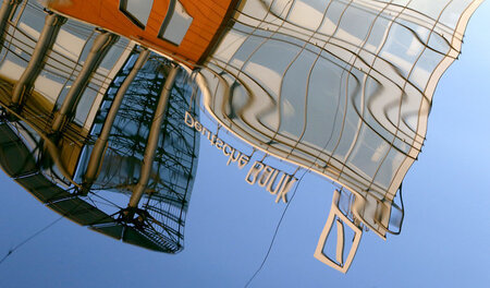 Rein gewaschen? Verschwommen spiegelt sich die Deutsche Bank in ... Rein gewaschen? Verschwommen spiegelt sich die Deutsche Bank in ...