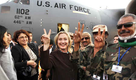 Hillary Clinton als US-Außenministerin am 18. Oktober 2011 in Tr... Hillary Clinton als US-Außenministerin am 18. Oktober 2011 in Tr...