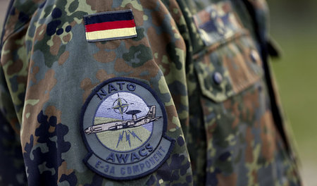 Ohne Diskussion an die Grenze zum Kriegsgebiet? Ein Soldat auf d...