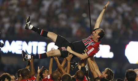 Rogerio Ceni, Torhüter des FC Sao Paulo, wird von seiner Mannsch...