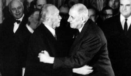 Frankreichs Präsident Charles de Gaulle (r.) scheint es Bundeska...