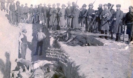 Ins Massengrab geworfen: Die Sioux hatten den weißen Soldaten al... Ins Massengrab geworfen: Die Sioux hatten den weißen Soldaten al...